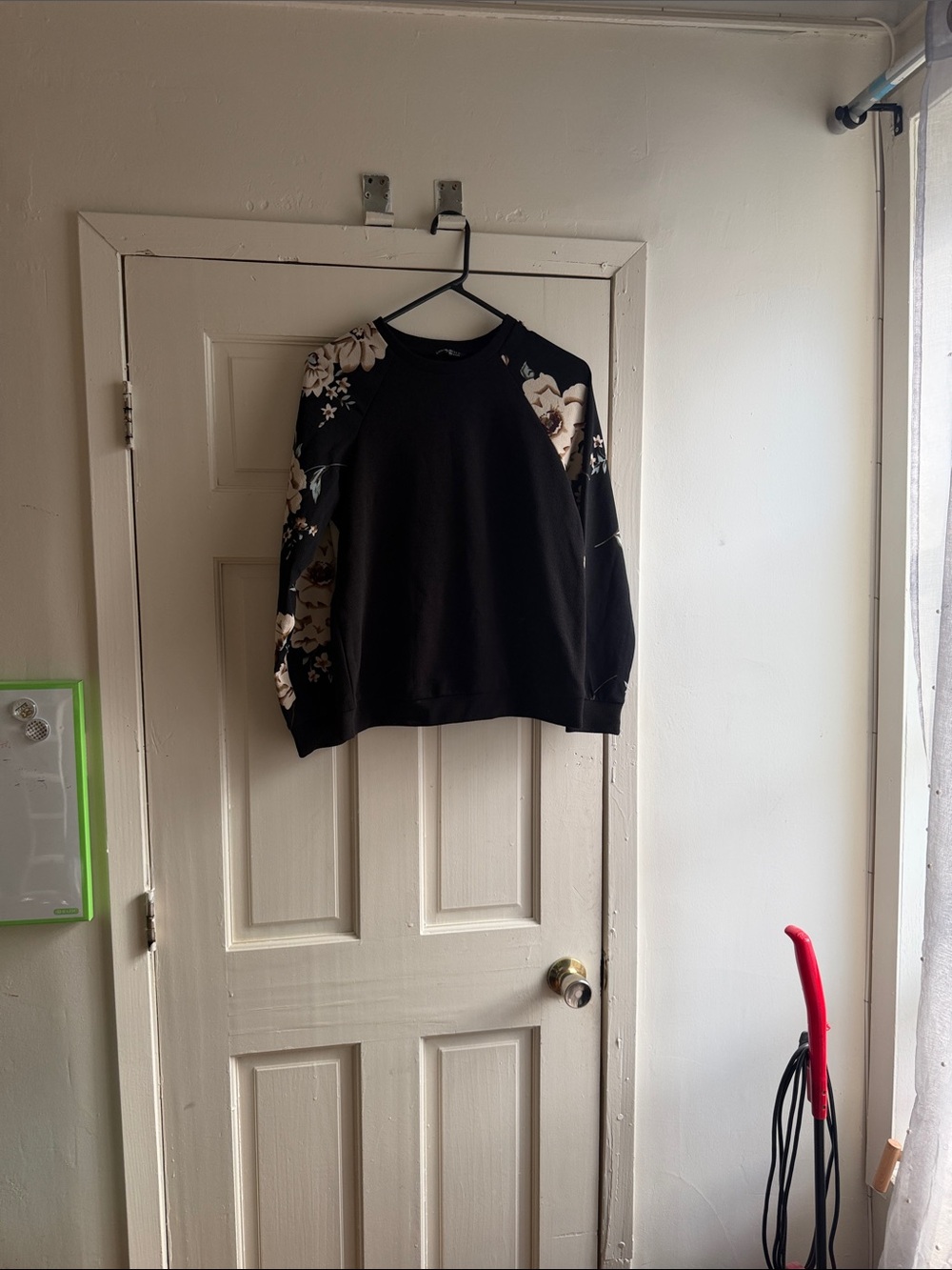 SHEIN Black Crewneck Sweatshirt with Cream Floral Raglan Sleeves